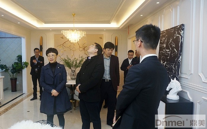 參觀鼎美(měi)頂牆集成展廳