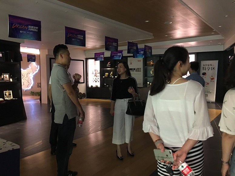 湯部長(cháng)與董委員(yuán)參觀鼎美(měi)産品展示區(qū)